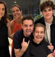 O apresentador João Silva posta foto ao lado do pai, Fausto Silva, e a família  Foto: @joaosilva via Instagram / Estadão