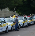 Carros de autoescolas enfileirados para realização de exame prático  Foto: Antônio Cruz/Agência Brasil