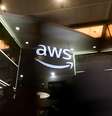 Amazon Web Services oferece serviços digitais para empresas e hospeda milhares de aplicativos. Sistema apresenta instabilidade nesta segunda-feira, 20  Foto: Kabir Jhangiani/NurPhoto via Getty Images