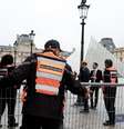 Agentes de segurança colocaram barreiras ao redor da pirâmide do Museu do Louvre, em Paris, em 20 de outubro de 2025, um dia após um roubo espetacular.  Foto: REUTERS - Benoit Tessier / RFI