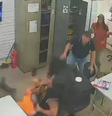 Um professor de 53 anos foi agredido com socos e chutes pelo pai de uma aluna dentro do Centro Educacional 4 do Guará  Foto: Reprodução/TV Globo