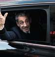 O ex-presidente francês Nicolas Sarkozy acena para seus apoiadores ao deixar sua residência para se apresentar à Prisão de La Santé para cumprir uma pena de cinco anos de prisão  Foto: Jerome Gilles/NurPhoto via Getty Images