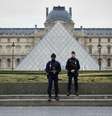 A polícia monta guarda do lado de fora do Museu do Louvre, em Paris, França, em 19 de outubro de 2025. Milhões de libras em joias históricas pertencentes a Napoleão e à imperatriz Josefina foram roubadas  Foto: Getty Images / BBC News Brasil