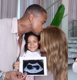 Liz, filha de Leo Santana e Lore Improta, faz carinho na barriga de gravidez da mãe e revela qual tarefa se recusa a fazer: ‘Vai dar amor, mas…’.  Foto: Reprodução, Instagram / Purepeople