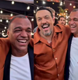 Belo e Denilson apareceram sorridentes em gravação da TV Globo  Foto: Reprodução 