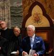 Charles III sentado em trono na Basílica de São Paulo Fora dos Muros, em Roma  Foto: ANSA / Ansa - Brasil