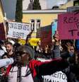 Imigrantes protestam contra a decisão do governo de endurecer a política migratória, em frente ao Parlamento português, em Lisboa, em 25 de outubro de 2024.  Foto: AFP - PATRICIA DE MELO MOREIRA / RFI