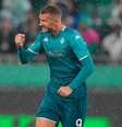 Edin Dzeko em disputa de bola com defensores do Rapid Wien –  Foto: Divulgação / Fiorentina / Jogada10