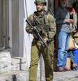 Soldados do exército israelense marcham por uma rua durante uma operação militar em um bairro de Nablus, na Cisjordânia ocupada, em 5 de outubro de 2025.  Foto: AFP - JAAFAR ASHTIYEH / RFI