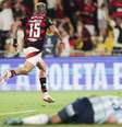 Pedro tenta levar o Flamengo ao ataque. Colombo, do Racing,  observa para tentar dar o bote.  Foto: Divulgação / Conmebol / Jogada10