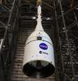 A nave Orion durante a fase de montagem no megafoguete SLS, na Flórida  Foto: ANSA / Ansa - Brasil
