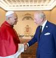 Papa Leão XIV cumprimenta rei Charles III no Vaticano  Foto: ANSA / Ansa - Brasil