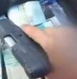 Vídeo feito por adolescente exibindo uma arma e malote com R$ 49 mil roubados permitiu que a polícia identificasse os autores de um assalto   Foto: Reprodução/RPC/TV Globo