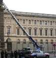 Policiais franceses ao lado da escada elevatória usada por ladrões para entrar no Museu do Louvre, em Paris, em 19 de outubro  Foto: Getty Images / BBC News Brasil