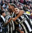 O brasileiro Joelinton tenta escapar da marcação de Lukic e levar o Newcastle ao ataque.   Foto: Stu Forster/Getty Images / Jogada10