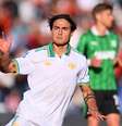 Dovbyk (de branco), tenta levar a Roma ao ataque.  Foto: Alessandro Sabattini/Getty Images - Legenda: Paulo Dybala marcou para a Roma contra o Sassuolo / Jogada10