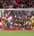 Arsenal celebra o gol de Eze sobre o Crystal Palace.  Foto: Alex Pantling/Getty Images / Jogada10