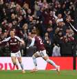 Oscar Bobb, do  Manchester City  (à esquerda) luta pela bola com Digne, do Aston Villa  Foto:   Dan Mullan/Getty Images / Jogada10