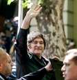 Javier Milei cumprimenta seus seguidores após seus fortes resultados eleitorais.  Foto: Reuters / BBC News Brasil