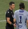 Torcedor do Palmeiras acertou o goleiro Cássio após arremessar uma garrafa na direção do campo –  Foto: Reprodução/SporTV / Jogada10