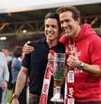 Em foto desse ano, Rob McElhenney e Ryan Reynolds comemoram subida de divisão do Wrexham AFC, que eles compraram  Foto: Getty Images / BBC News Brasil