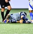 Cássio, goleiro do Cruzeiro, após ser atingido por garrafa em jogo contra o Palmeiras  Foto: ROBERTO CASIMIRO/FOTOARENA/ESTADÃO CONTEÚDO