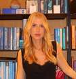 Gabriela Prioli posa em frente a seus livros  Foto: Reprodução | Instagram