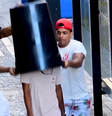 O youtuber Rafael Chocolate (de boné vermelho) publica pegadinhas há pelo menos oito anos na internet  Foto: Reprodução/Youtube