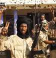 Imagem extraída de um vídeo publicado em 26 de outubro de 2025 na conta do Telegram das Forças de Apoio Rápido (RSF) mostra combatentes paramilitares armados comemorando nas ruas de El-Fasher, em Darfur, no Sudão.  Foto: AFP - - / RFI