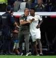  Foto: Angel Martinez/Getty Images - Legenda: Vini se revoltou ao ser substituído no confronto do Real Madrid com o Barcelona / Jogada10