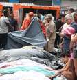 Moradores do Complexo da Penha, na zona norte do Rio de Janeiro, levam ao menos 50 corpos para a Praça São Lucas, na Estrada José Rucas, no início da manhã desta quarta-feira, 29, após a megaoperação mais letal da história do Estado. O ativista Raull Santiago, do Instituto Papo Reto, afirmou que os corpos foram encontrados em uma área de mata na Serra da Misericórdia  Foto: JOSE LUCENA/THENEWS2/ESTADÃO CONTEÚDO