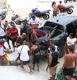 Moradores retiram corpos após massacre nos complexos do Alemão e Penha  Foto: JOSE LUCENA/THENEWS2/ESTADÃO CONTEÚDO