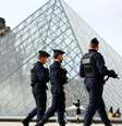 Policiais franceses caminham perto da Pirâmide de Vidro do Museu do Louvre, em Paris, França, em 27 de outubro de 2025.  Foto: © Abdul Saboor / Reuters / RFI