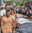 Dezenas de corpos são trazidos por moradores para a Praça São Lucas, na Penha, zona norte do Rio de Janeiro.  Foto: Eusébio Gomes/TV Brasil