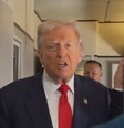 A bordo do avião presidencial Air Force One, Donald Trump, presidente dos EUA, negou considerar ataques contra a Venezuela  Foto: Reprodução/YouTube/The White House