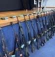 Armas de exércitos da Venezuela, Argentina, Peru e Brasil estão entre o arsenal de mais de 90 fuzis apreendidos na megaoperação no RJ  Foto: Catarina Carvalho/Redação Terra