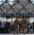 Vários suspeitos detidos após o assalto ao Museu do Louvre, em Paris, foram ouvidos neste sábado (1°) pela Justiça francesa, no âmbito da investigação sobre o roubo das joias de repercussão mundial.  Foto: © Reuters / RFI