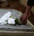 Visitar o túmulo ou acender velas em homenagem a quem partiu ajuda a compreender o luto e a recordar a pessoa de forma saudável  Foto: corelens/Satrio Ramadhan / Bons Fluidos