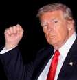 Donald Trump usando uma gravata vermelha, camisa branca e terno e erguendo o punho.  Foto: Reuters / BBC News Brasil