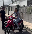 Prefeita Juliana Cardosos andando de moto sem capacete   Foto: Reprodução/Instagram/@julianacardoso.se