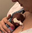 Sydney compartilhou o momento em que carregou seu bebê prematuro pela primeira vez  Foto: Reprodução/TikTok/@squidney1117
