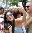 Príncipe William fez diversas paradas para cumprimentar turistas e tirar selfies, antes de receber honraria das mãos do prefeito Eduardo Paes  Foto: Reprodução/Instagram:@princeandprincessofwales