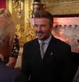  Foto: Reprodução / The Royal Family Channel - Legenda: David Beckham recebe título de cavaleiro das mãos do rei Charles III / Jogada10