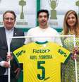 O técnico Abel Ferreira entre a presidenta Leila Pereira e o vice-presidente Paulo Buosi  –  Foto: Fabio Menotti/Palmeiras / Jogada10
