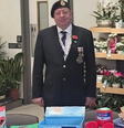 Andrew Johnson, maquinista da LNER, fotografado em uma barraca da Royal British Legion, instituição de caridade das Forças Armadas do Reino Unido  Foto: Andrew Johnson/Facebook / BBC News Brasil