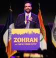 Zohran Mamdani, eleito prefeito de Nova York na terça-feira, 4 de novembro, afirmou que a cidade, terra natal do presidente norte-americano, pode “mostrar a uma nação traída por Donald Trump como derrotá-lo”.  Foto: Getty Images via AFP - MICHAEL M. SANTIAGO / RFI
