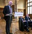 O presidente do Tribunal de Contas da França, Pierre Moscovici, apresenta o relatório do Tribunal sobre o Louvre, em Paris, em 6 de novembro de 2025.  Foto: AFP - BERTRAND GUAY / RFI