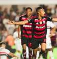  Foto: Gilvan de Souza / Flamengo - Legenda: Samuel Lino comemora primeiro gol pelo Flamengo desde agosto / Jogada10