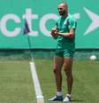  Foto: Cesar Greco/Palmeiras - Legenda: Weverton avançou no processo de recuperação da fratura em um dos dedos da mão / Jogada10