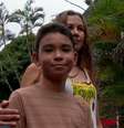 Samuel, de 10 anos, salvou a vida da mãe, Patrícia, que teve crise convulsiva em casa. Ele ligou para o 190 e seguiu orientações de PM  Foto: Reprodução/TV Tribuna/Globo